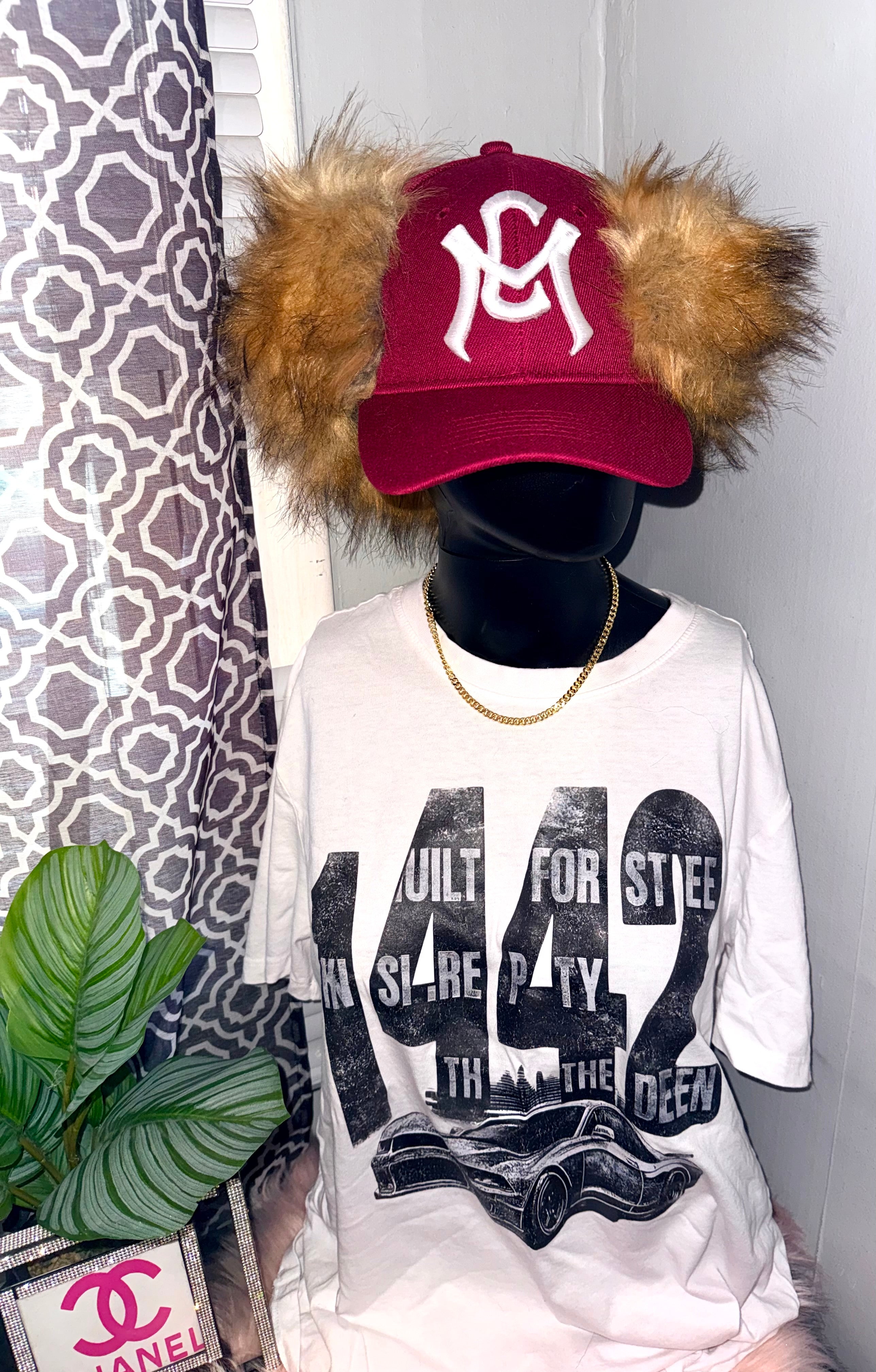 Burgundy fur fitted hat